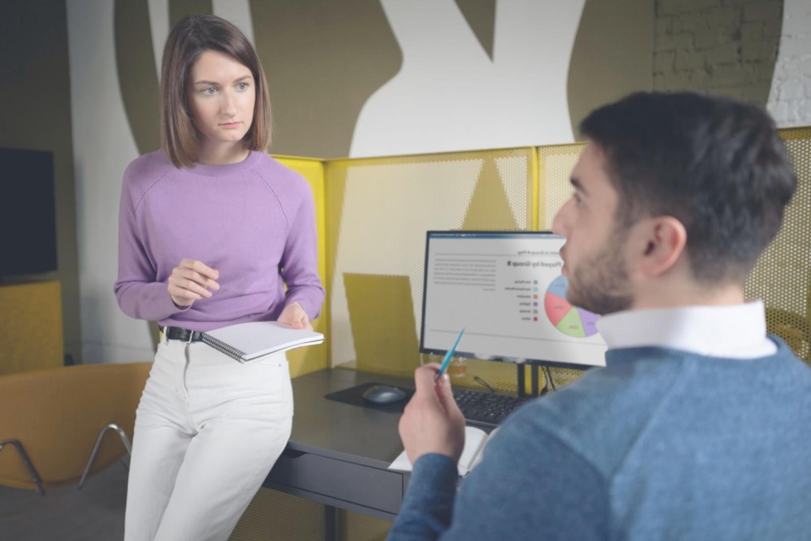 Profesional analizando datos financieros en pantallas múltiples